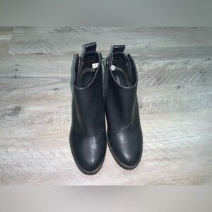(Bin 31) American Eagle, heeled booties, with zippers on the side, Womens Size 9